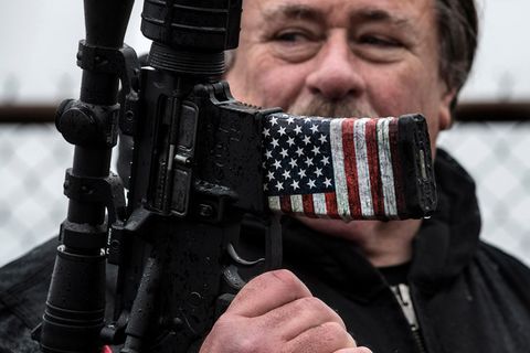 Ein mit der US-amerikanischen Flagge verziertes Sturmgewehr