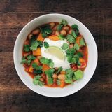 Vegane Rezepte: Scharfer Süßkartoffel-Bohnen-Eintopf mit Koriander