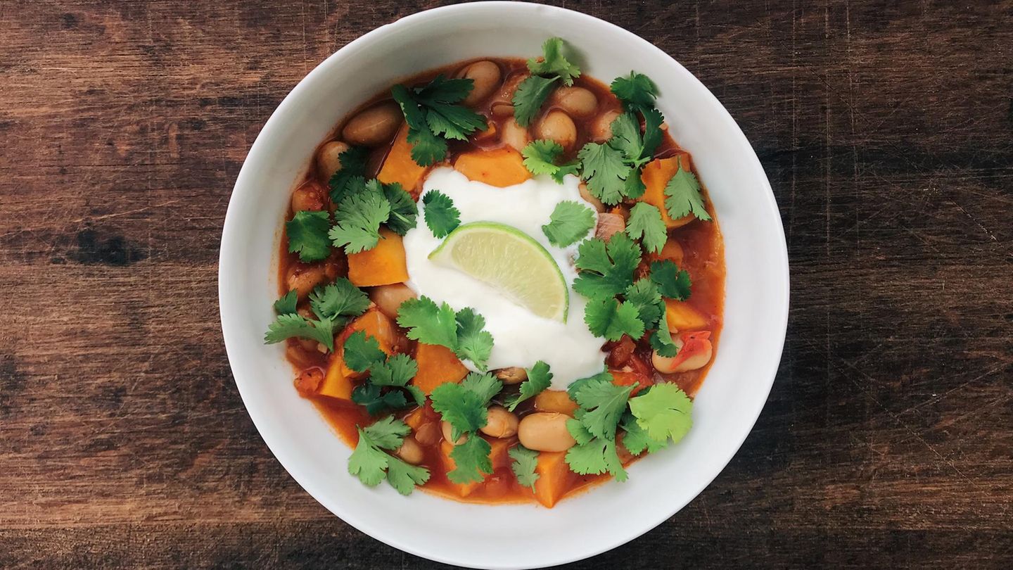 Vegane Rezepte: Scharfer Süßkartoffel-Bohnen-Eintopf mit Koriander