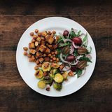 Vegane Rezepte: Gerösteter Rosenkohl mit spicy Kichererbsen, Räuchertofu und Rucola