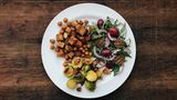 Vegane Rezepte: Gerösteter Rosenkohl mit spicy Kichererbsen, Räuchertofu und Rucola