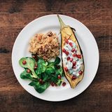 Vegane Rezepte: Ofenaubergine mit Mandel-Dattel-Quinoa, Feldsalat und Minzjoghurt