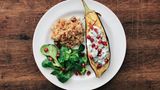 Vegane Rezepte: Ofenaubergine mit Mandel-Dattel-Quinoa, Feldsalat und Minzjoghurt