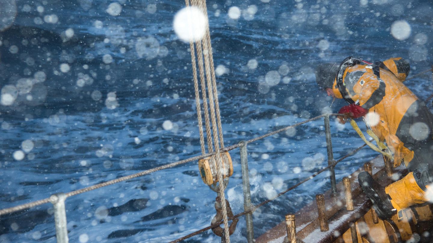 Fahrt zum Hafen von Værøy auf den Lofoten. Manchem Crew-Mitglied wird bei dem Geschaukel und dem Wellengang speiübel.