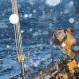 Fahrt zum Hafen von Værøy auf den Lofoten. Manchem Crew-Mitglied wird bei dem Geschaukel und dem Wellengang speiübel.