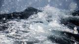 Tosende Fluten im Atlantik: Diese Aufnahme ist auf der Fahrt zum Hafen von Værøy auf den Lofoten entstanden