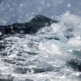 Tosende Fluten im Atlantik: Diese Aufnahme ist auf der Fahrt zum Hafen von Værøy auf den Lofoten entstanden