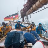 Die Fahrt zur norwegischen Küste unternahmen Fuchs und Schmitt in den Wintermonaten. Der Wellengang war beträchtlich. Auf ihrer Reise mussten sie auch den Moskenes Strom passieren. Der gilt wegen seiner Wirbel als eines der gefährlichsten Gewässer der Welt.