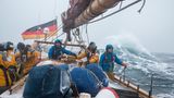 Die Fahrt zur norwegischen Küste unternahmen Fuchs und Schmitt in den Wintermonaten. Der Wellengang war beträchtlich. Auf ihrer Reise mussten sie auch den Moskenes Strom passieren. Der gilt wegen seiner Wirbel als eines der gefährlichsten Gewässer der Welt.