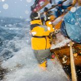 Die Crew versucht trotz der Gischt den Hafen von Værøy auf den Lofoten zu erreichen. Kameramann Tim Frank lässt sich nicht aus der Ruhe bringen.