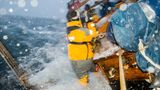 Die Crew versucht trotz der Gischt den Hafen von Værøy auf den Lofoten zu erreichen. Kameramann Tim Frank lässt sich nicht aus der Ruhe bringen.