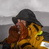 "Wo bleibt denn da eigentlich das Abenteuer?" - diese Frage werde ihm inzwischen häufig gestellt, sagt Fuchs. Bei Starkwind gibt er im Beagle Kanal in der Nähe von Kap Hoorn Kommandos.