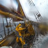 Arved Fuchs auf seiner "Dagmar Aaen" bei einer Tour von Flensburg nach Grönland. Das Foto zeigt den Atlantik zwischen Schweden und den Orkneys bei Windstärke 6 bis 8.