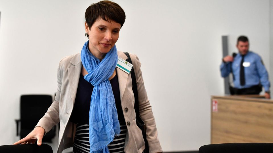 Frauke Petry wurde von ihrem Ehemann Marcus Pretzell in den Gerichtssaal begleitet