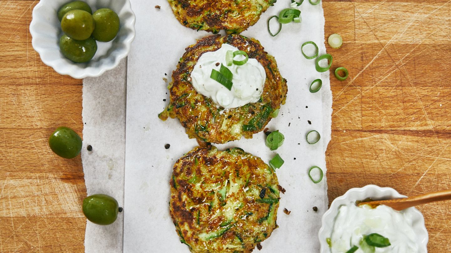 Zucchinipuffer mit Tsatsiki