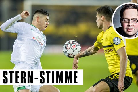 Absicht oder nicht: Im Pokalspiel gegen Werder spielt Dortmunds Julian Weigl klar Hand, aber Schiedsrichter Felix Brych ließ in diesem Fall weiterlaufen