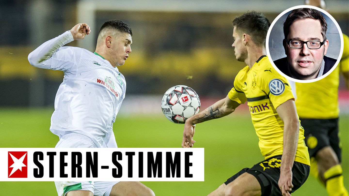 Absicht oder nicht: Im Pokalspiel gegen Werder spielt Dortmunds Julian Weigl klar Hand, aber Schiedsrichter Felix Brych ließ in diesem Fall weiterlaufen