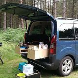 Bei einem Hochdachkombi findet ein Teil des Camperlebens außenbords statt.