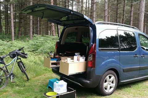 Bei einem Hochdachkombi findet ein Teil des Camperlebens außenbords statt.
