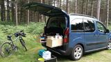 Bei einem Hochdachkombi findet ein Teil des Camperlebens außenbords statt.