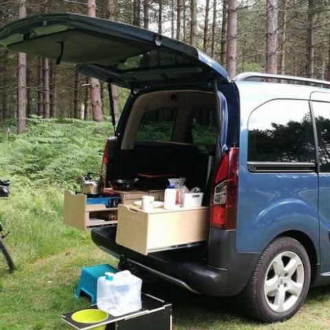 Bei einem Hochdachkombi findet ein Teil des Camperlebens außenbords statt.