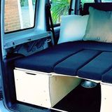 Das Bett mit dem Raum zum Unterstellen der Füße.