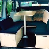 Der Tisch kann auch draußen aufgestellt werden.