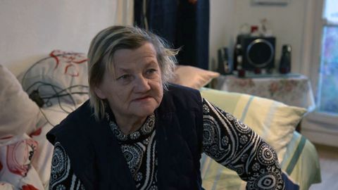 Familienoberhaupt Karin Ritter (64) in der Kötherner Wohnung in der Adolf-Kolping-Straße, die die Stadt ihr vor fünf Monaten zugeteilt hatte.