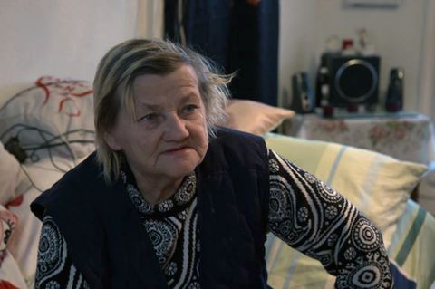 Familienoberhaupt Karin Ritter (64) in der Kötherner Wohnung in der Adolf-Kolping-Straße, die die Stadt ihr vor fünf Monaten zugeteilt hatte.