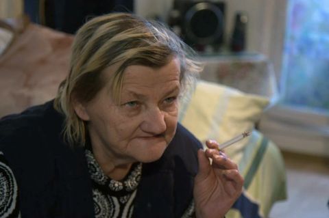 Familienoberhaupt Karin Ritter (64) in der Kötherner Wohnung in der Adolf-Kolping-Straße, die die Stadt ihr vor fünf Monaten zugeteilt hatte.