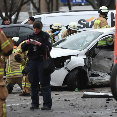 Das Polizei-Auto war zu schnell unterwegs und prallte gegen den Pkw der 21-jährigen Berlinerin