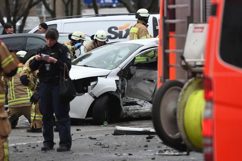Das Polizei-Auto war zu schnell unterwegs und prallte gegen den Pkw der 21-jährigen Berlinerin