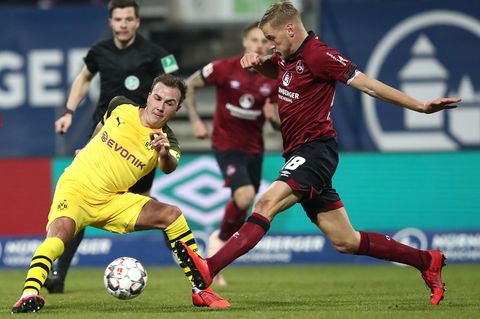 Der Nürnberger Hanno Behrens (r) kämpft mit dem Dortmunder Mario Götze um den Ball.