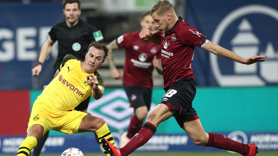 Der Nürnberger Hanno Behrens (r) kämpft mit dem Dortmunder Mario Götze um den Ball.