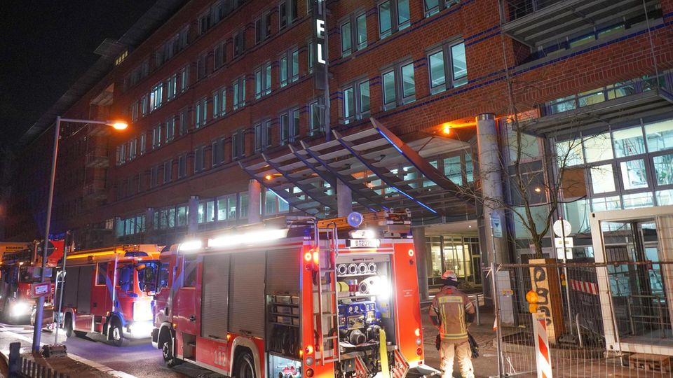 Einsatzkräfte der Feuerwehr löschen das Feuer in einem Hotel im Berliner Stadtteil Friedrichshain