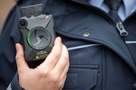 Eine Polizistin trägt eine Bodycam