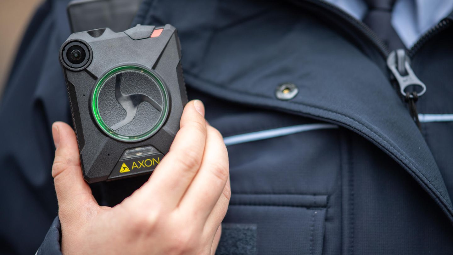 Eine Polizistin trägt eine Bodycam