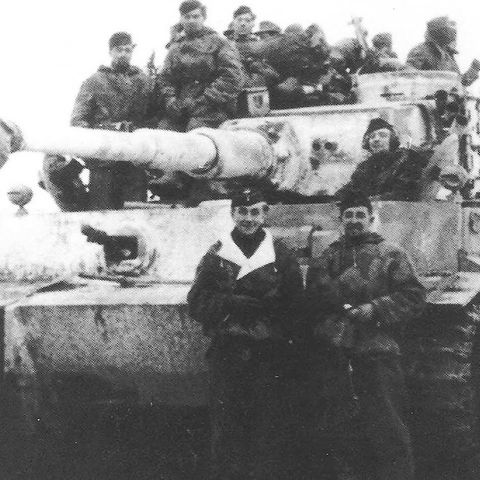 Otto Carius vor seinem Panzer