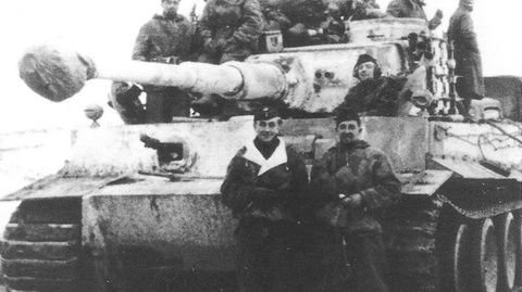Otto Carius vor seinem Panzer