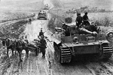 Kolonne deutscher Tiger-Panzer - aus der Zeitschrift "Signal".