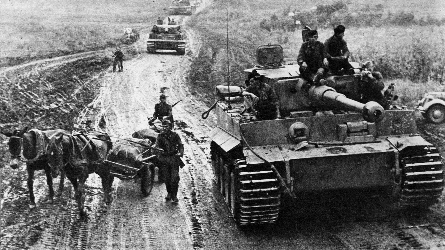 Kolonne deutscher Tiger-Panzer - aus der Zeitschrift "Signal".