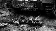 Verbrannter Leichnam eines deutschen Panzerschützen vor seinem zerstörten Tiger, Hemmerden, (Nordrhein- Westfalen).