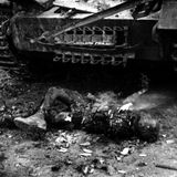 Verbrannter Leichnam eines deutschen Panzerschützen vor seinem zerstörten Tiger, Hemmerden, (Nordrhein- Westfalen).