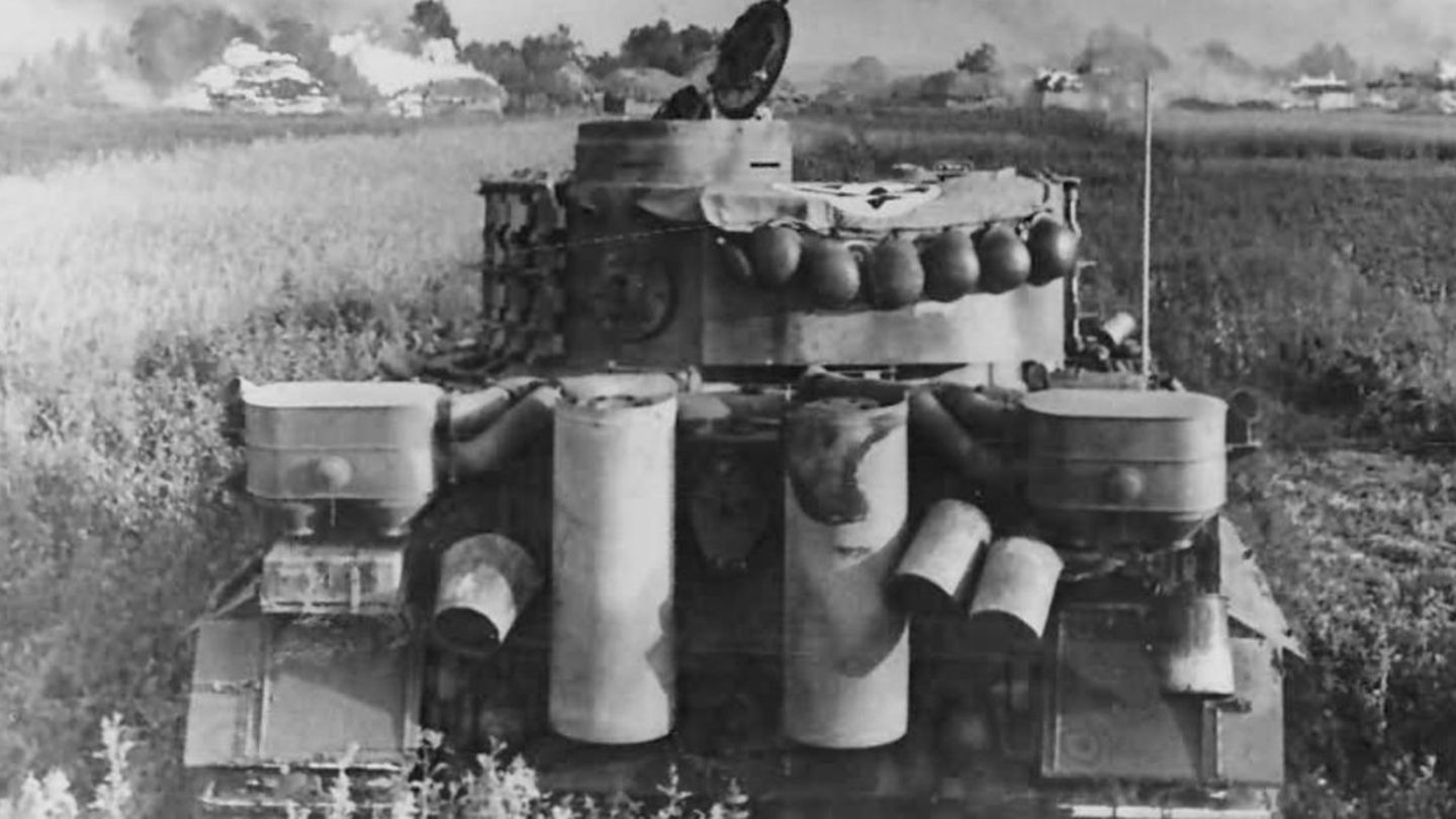 Ostfront 1943: Auffällig sind die beiden Auspufftöpfe am Heck.