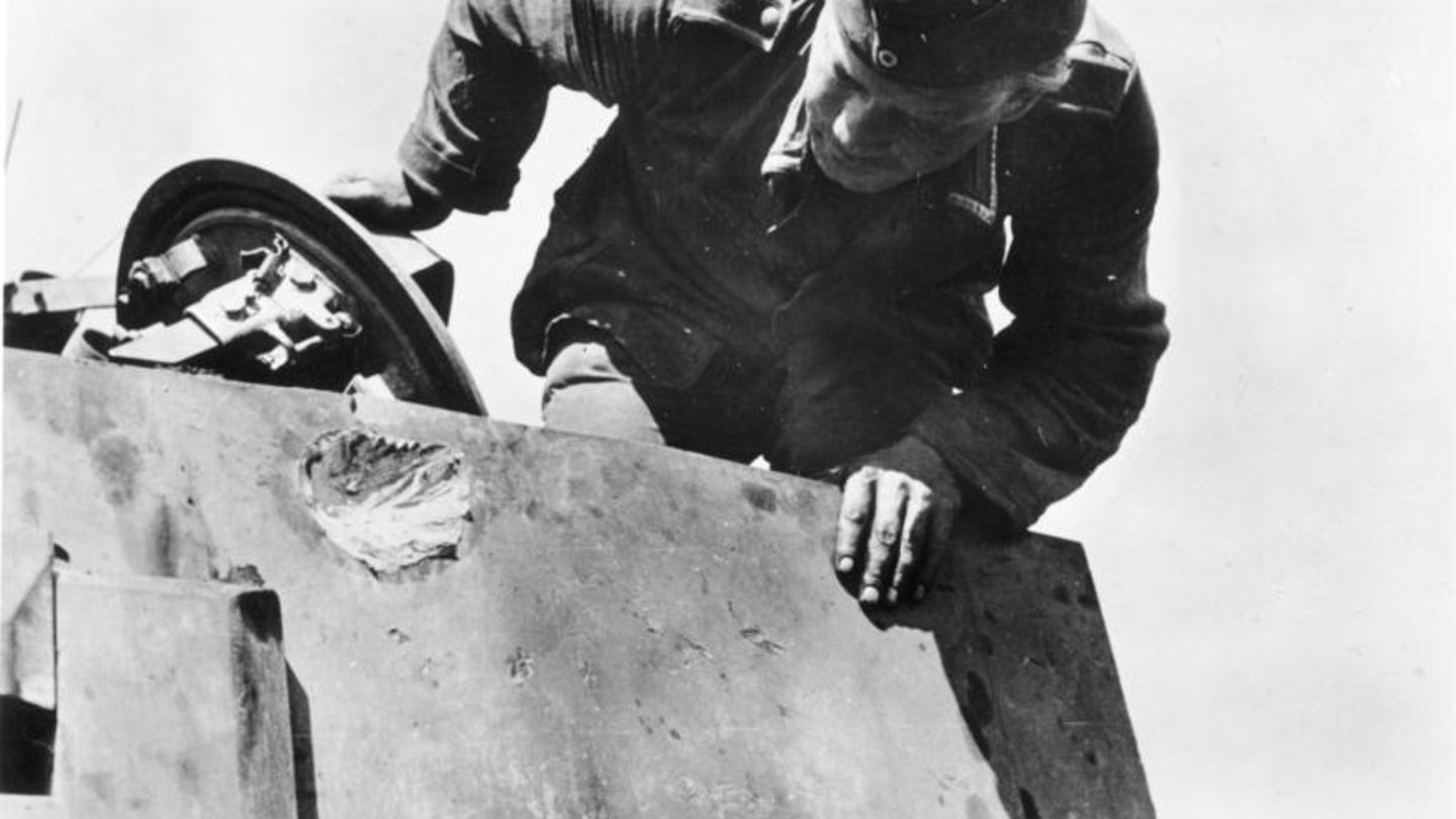 Dieser Treffer einer schweren Panzerabwehrkanone schlug nicht durch.