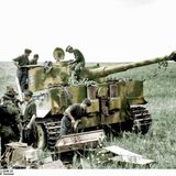 Ein Tiger I wird aufmunitioniert.