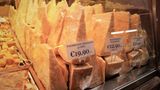 Museo del Parmigiano Reggiano  Es ist der wohl berühmteste Käse der Welt: der Parmesan. Kein Wunder also, dass es nicht unweit der Stadt Parma ein Museum rund um den italienischen Hartkäse gibt. Parmigiano-Reggiano darf nur so heißen, wenn er aus den Provinzen Parma, Emilia-Romagna, Modena und Teile der Provinzen Mantua und Bologna, zwischen den Flüssen Po und Reno, stammt.   Adresse: Via Volta 5, 43019 Soragna   Öffnungszeiten: Samstag und Sonntag, 10-13 Uhr, 14-18 Uhr