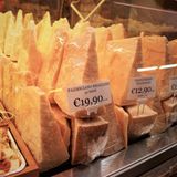 Museo del Parmigiano Reggiano  Es ist der wohl berühmteste Käse der Welt: der Parmesan. Kein Wunder also, dass es nicht unweit der Stadt Parma ein Museum rund um den italienischen Hartkäse gibt. Parmigiano-Reggiano darf nur so heißen, wenn er aus den Provinzen Parma, Emilia-Romagna, Modena und Teile der Provinzen Mantua und Bologna, zwischen den Flüssen Po und Reno, stammt.   Adresse: Via Volta 5, 43019 Soragna   Öffnungszeiten: Samstag und Sonntag, 10-13 Uhr, 14-18 Uhr