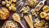Museo della Pasta  Bereits Federico Fellini sagte, dass das Leben eine Kombination aus Pasta und Magie sei. Pasta-Liebhaber werden dem zustimmen und sie sind auch genau die richtigen, dem Pasta-Museum in der Nähe von Parma einen Besuch abzustatten. Es befindet sich im gleichen Komplex wie das Tomatenmuseum und zeigt die Reise vom Getreidekorn bis hin zum Einsatz in der Gastronomie.  Adresse: Ingresso in Strada Giarola 11, 43044 Collecchio  Öffnungszeiten: Samstag und Sonntag 10-18 Uhr 