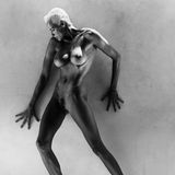 Heute, nach vielen im TV gezeigten Schönheitseingriffen und gleich zwei Teilnahmen am Dschungelcamp, hat man es beinahe vergessen. Aber in den 80er Jahren war die Schauspielerin Brigitte Nielsen ein weltweit bekanntes Sexsymbol. Gorman inszenierte 1988 den durchtrainierten Körper, als handele es sich bei der Dänin um eine antike Statue.